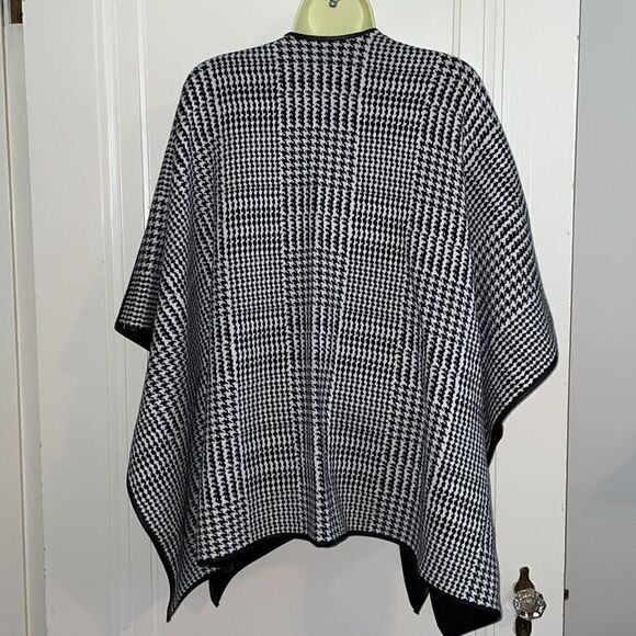 Reversible black & white herringbone Fall or Winter wrap or cape - Picture 4 of 9